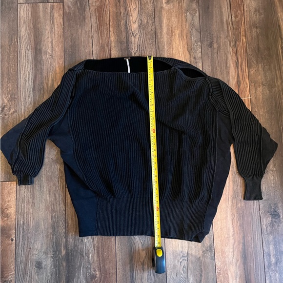 Free People off shoulder keyhole sweater - Picture 6 of 9